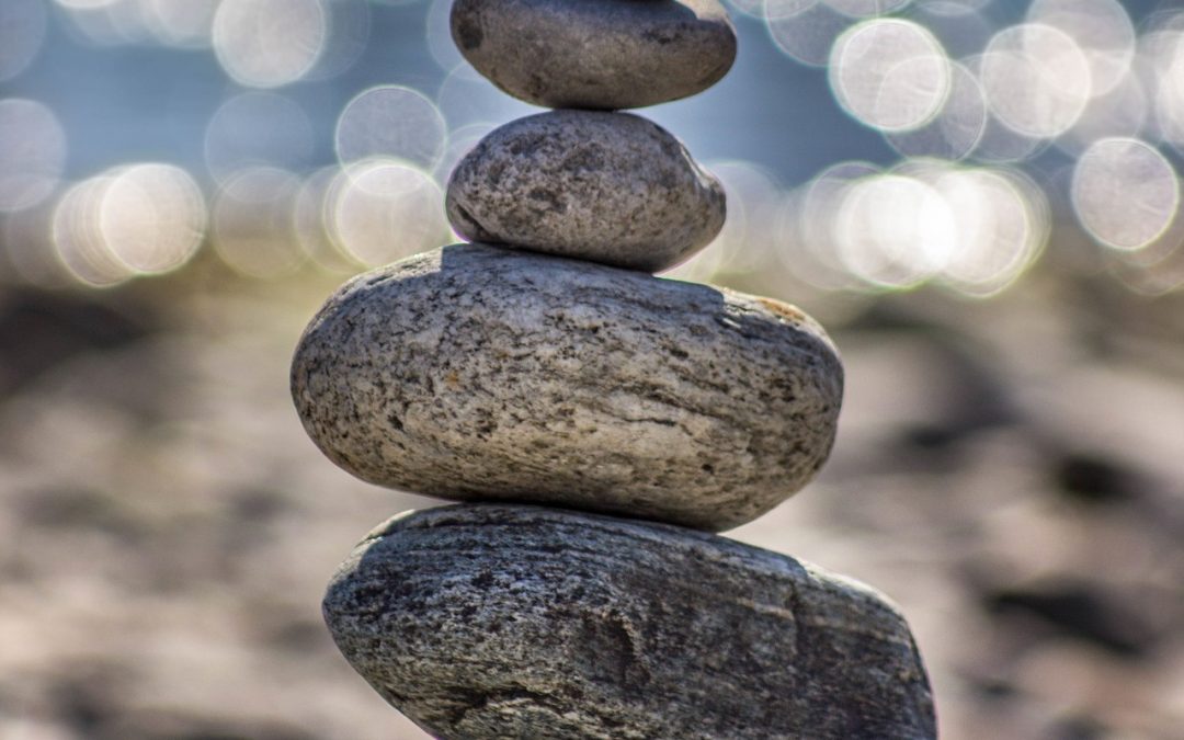Dit is een afbeelding van op elkaar gestapelde stenen - balans in je leven