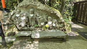 Baby Boeddha's bij de honden Tempel op Mount Kurama