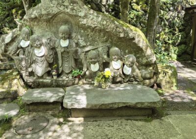 Baby Boeddha's bij de honden Tempel op Mount Kurama