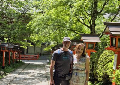 Lenie en Robert op Weg naar hoofdtempel Mount Kurama