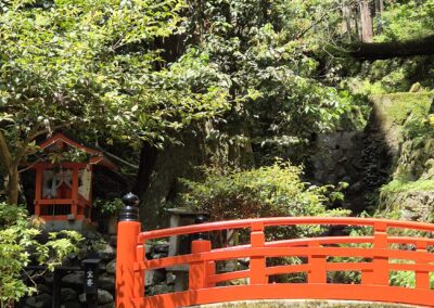 Brug bij laatste waterval Mount Kurama Kyoto Japan