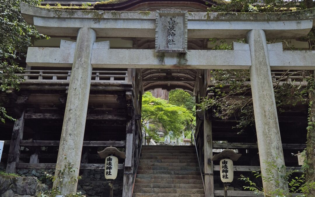 De houten shrine om mount kurama te beklimmen