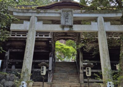 De houten shrine om mount kurama te beklimmen