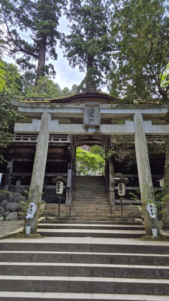 De houten shrine om mount kurama te beklimmen