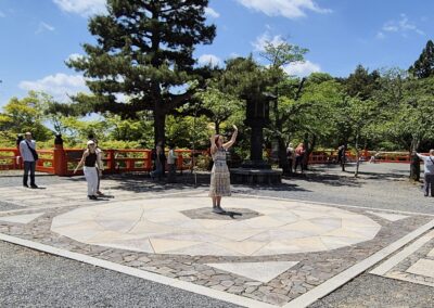 Lenie op krachtplek Mount Kurama Japan Kyoto