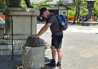 Robert bij energie steen Mount Kurama Kyoto