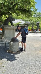 Robert bij energiesteen op Mount Kurama Japan