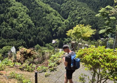 Robert wandelend Mount Kurama Kyoto Japan