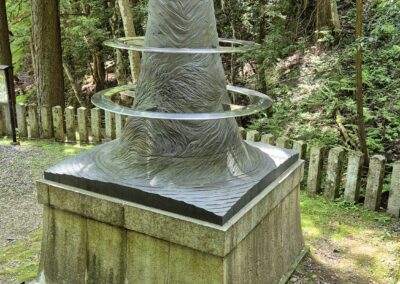 Leven liefde licht en kracht Yoji Sakuzawamura monument aan de voet van Mount Kurama Kyoto Japan